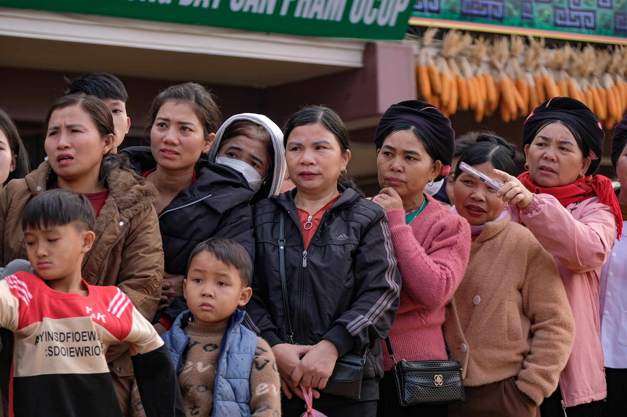 Làng Nủ sáng nay: Vui ngày &quot;hồi sinh&quot;, bà con nô nức dậy từ sớm để về nhà mới- Ảnh 2.