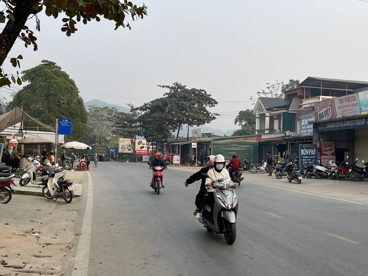 Vụ ô tô lao vào nhà tông tử vong bé 17 tháng tuổi: Người dân bàng hoàng kể lại khoảnh khắc người mẹ hoảng loạn ôm con lao ra ngoài - Ảnh 1.