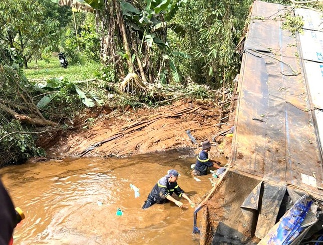 Cận cảnh cứu hộ xe tải chở 18 tấn ph&acirc;n b&oacute;n lao xuống suối, t&agrave;i xế tử vong - Ảnh 2.