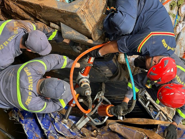 Cận cảnh cứu hộ xe tải chở 18 tấn ph&acirc;n b&oacute;n lao xuống suối, t&agrave;i xế tử vong - Ảnh 4.