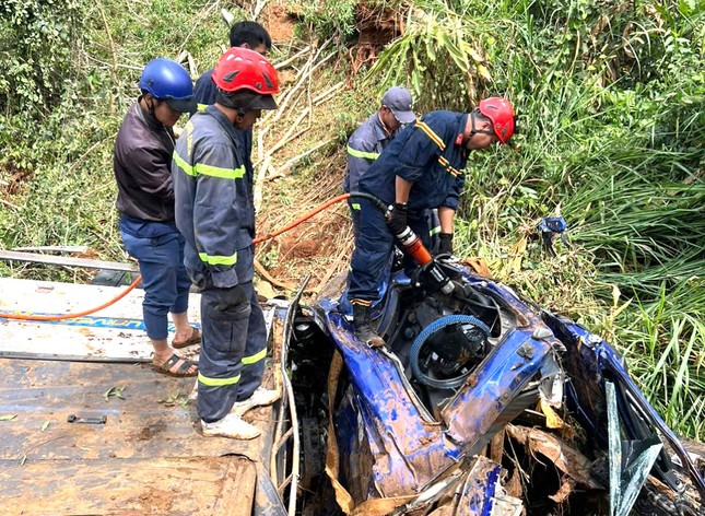 Cận cảnh cứu hộ xe tải chở 18 tấn ph&acirc;n b&oacute;n lao xuống suối, t&agrave;i xế tử vong - Ảnh 3.