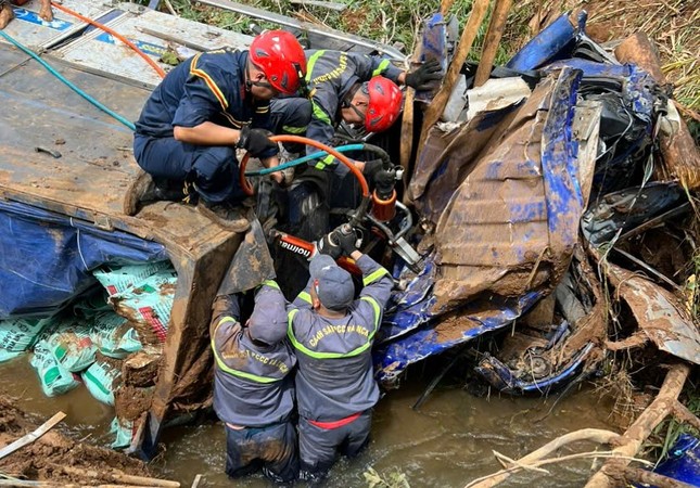 Cận cảnh cứu hộ xe tải chở 18 tấn ph&acirc;n b&oacute;n lao xuống suối, t&agrave;i xế tử vong - Ảnh 1.