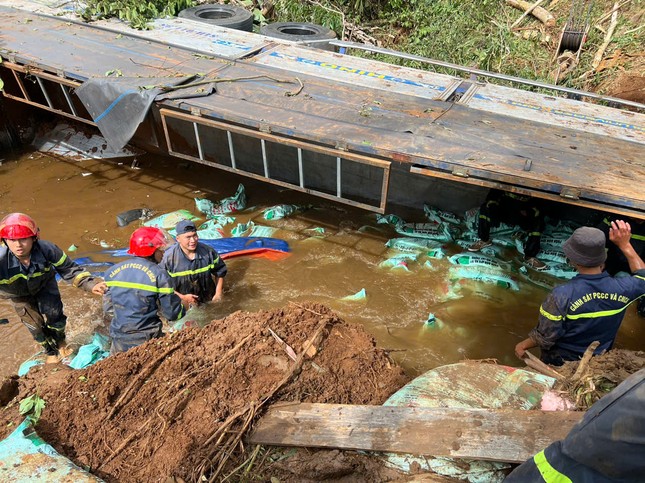 Cận cảnh cứu hộ xe tải chở 18 tấn ph&acirc;n b&oacute;n lao xuống suối, t&agrave;i xế tử vong - Ảnh 5.