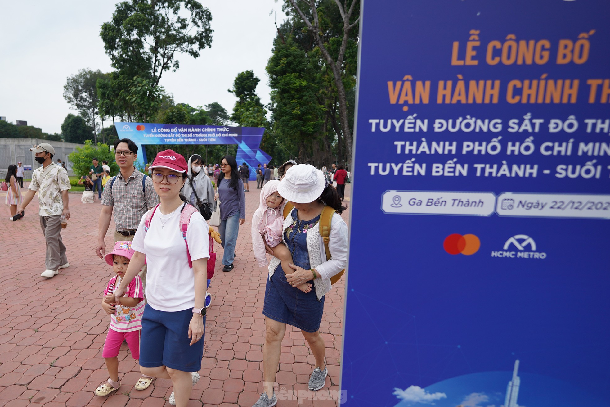 Hàng ngàn người xếp hàng từ sáng sớm để đi metro số 1 ngày đầu vận hành - Ảnh 13.