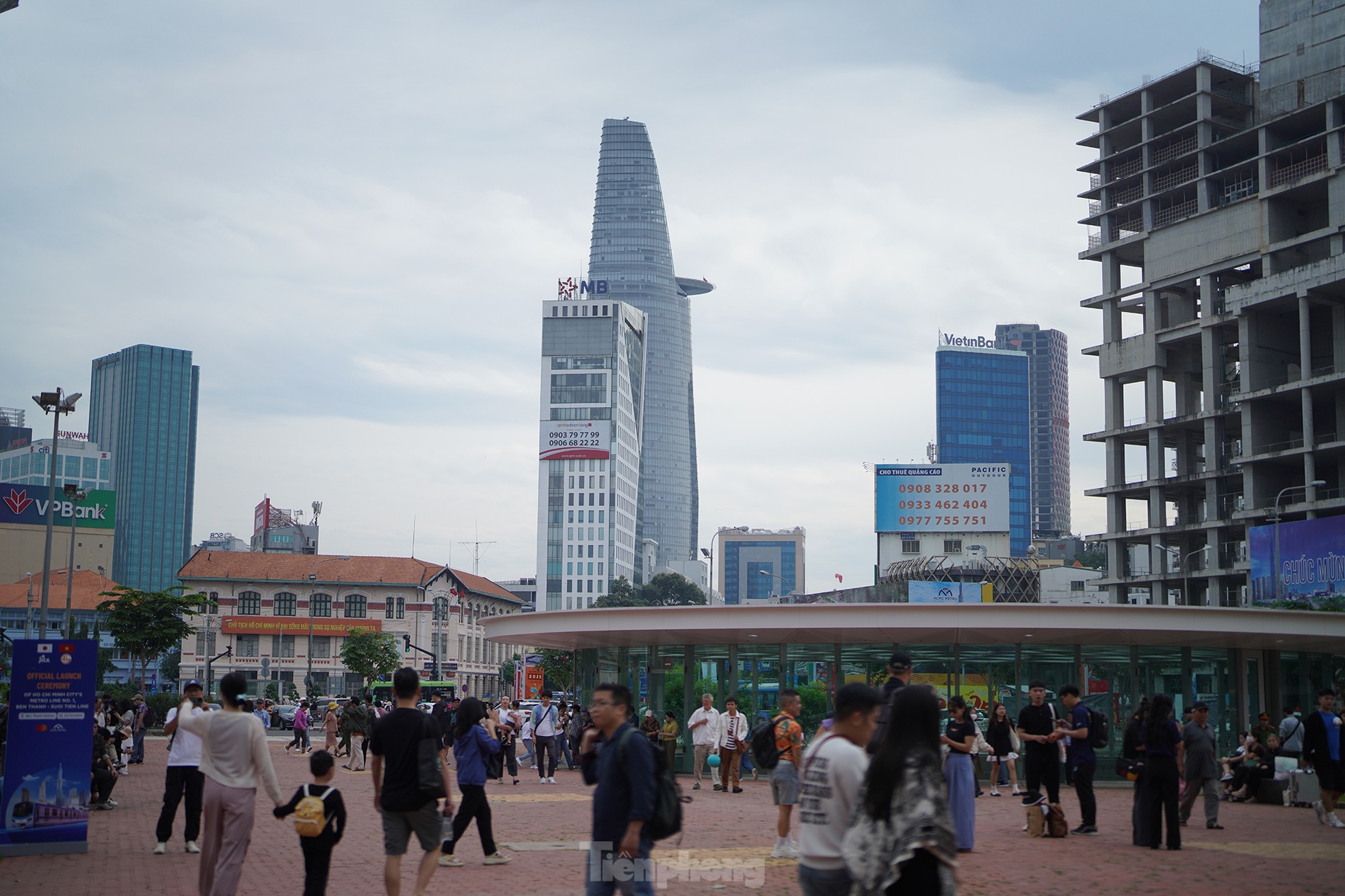 Hàng ngàn người xếp hàng từ sáng sớm để đi metro số 1 ngày đầu vận hành - Ảnh 16.