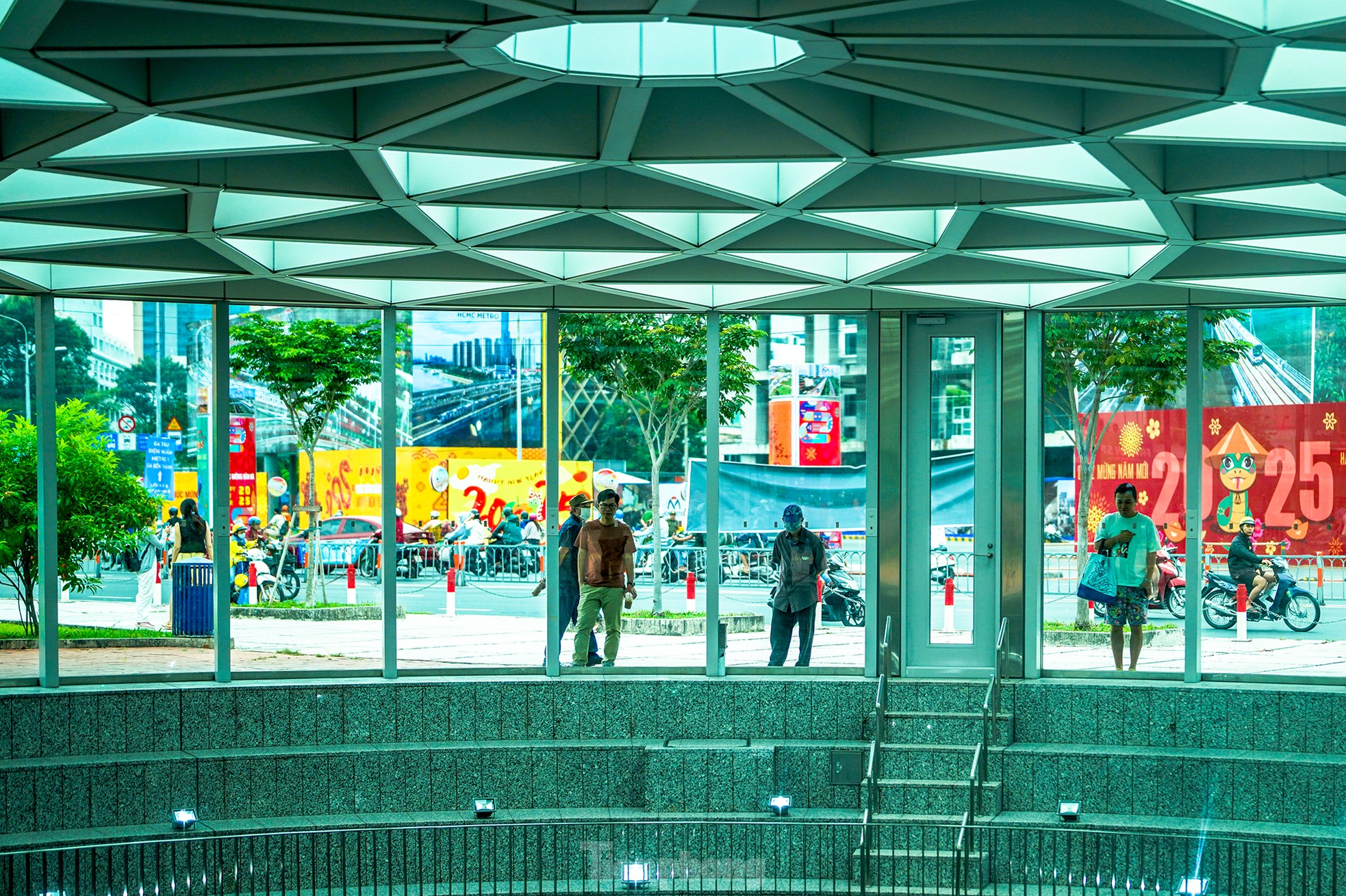 Hàng ngàn người xếp hàng từ sáng sớm để đi metro số 1 ngày đầu vận hành - Ảnh 17.