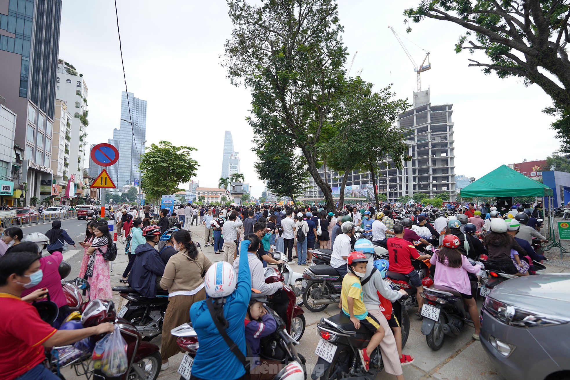 Hàng ngàn người xếp hàng từ sáng sớm để đi metro số 1 ngày đầu vận hành - Ảnh 6.