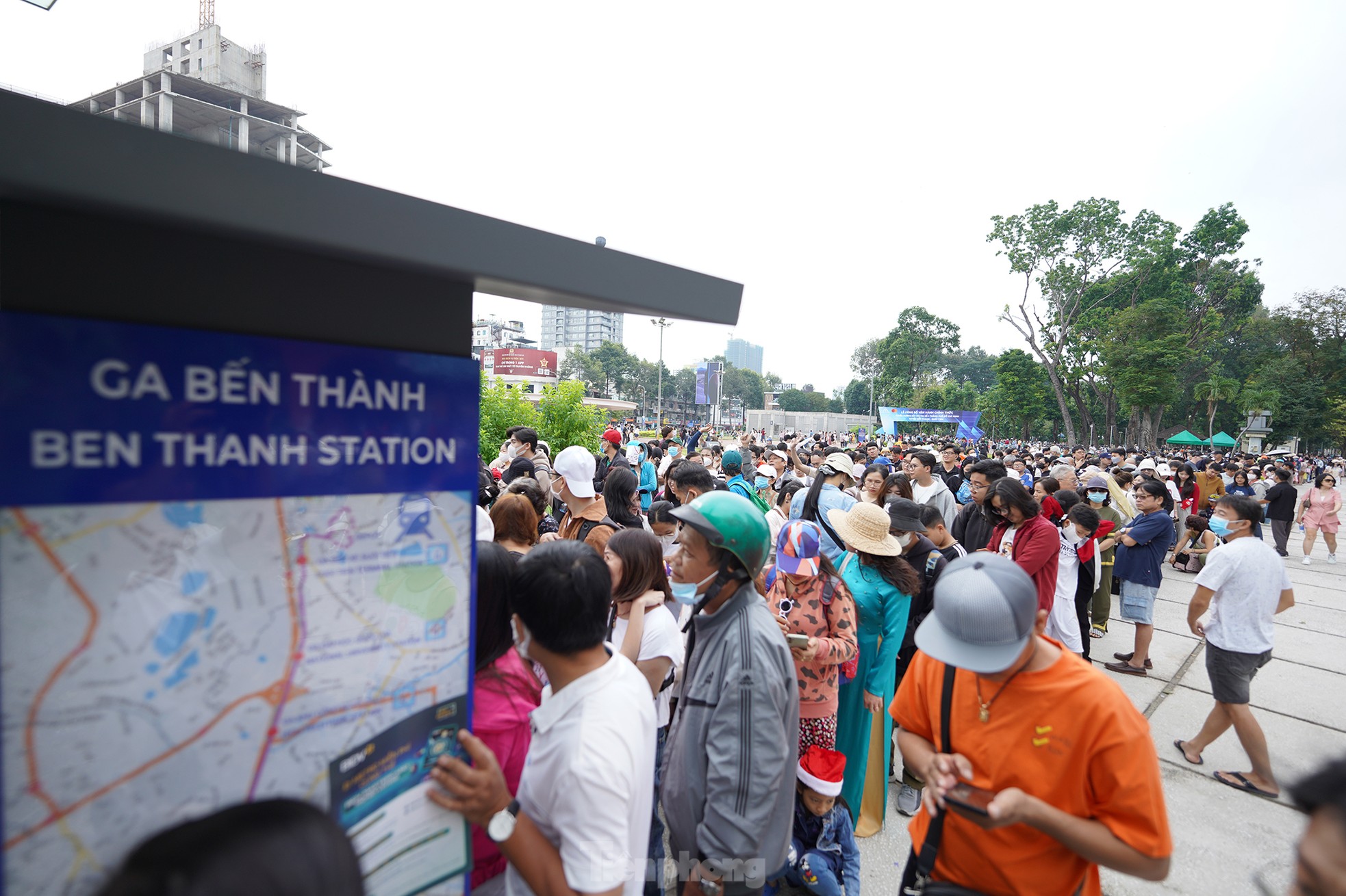 Hàng ngàn người xếp hàng từ sáng sớm để đi metro số 1 ngày đầu vận hành - Ảnh 5.