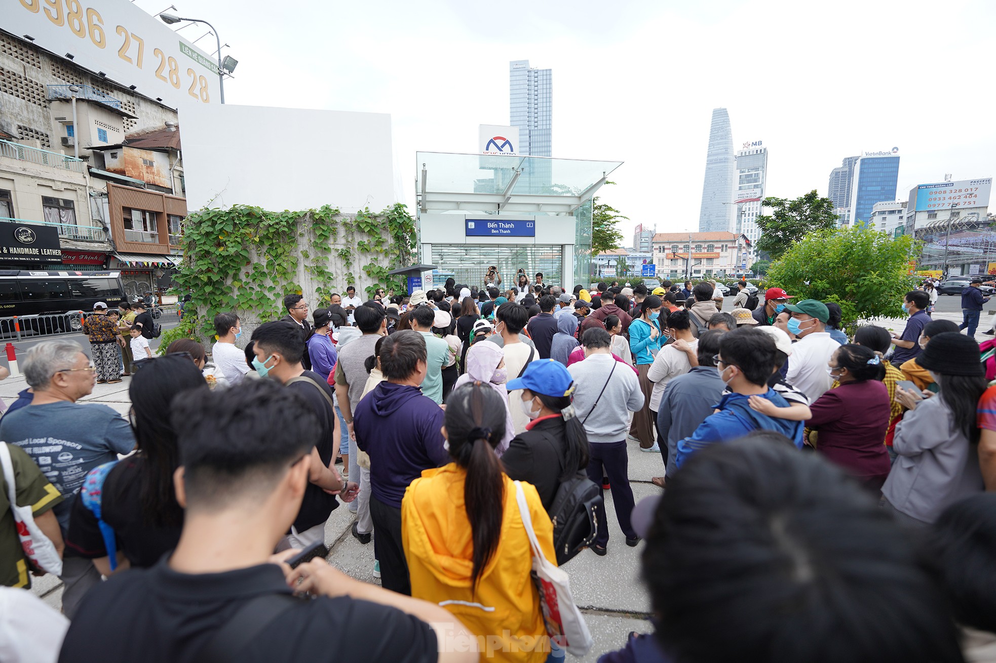 Hàng ngàn người xếp hàng từ sáng sớm để đi metro số 1 ngày đầu vận hành - Ảnh 4.