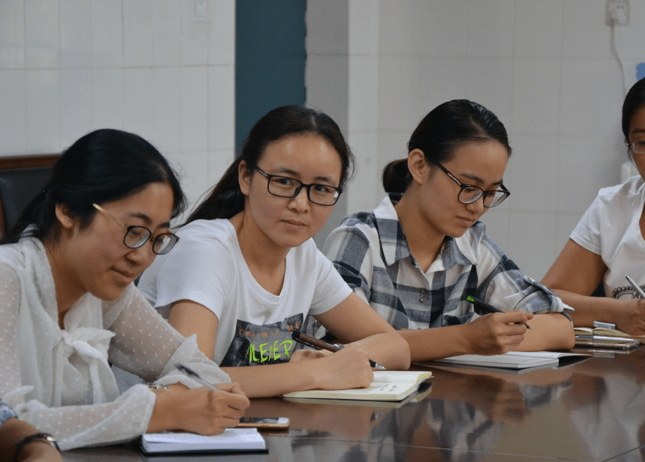 Phụ huynh Hà Nội tranh luận nảy lửa: &quot;Vài năm nữa học sinh nào cũng nói tiếng Anh như Tây, nhưng chuyên môn không có, thì lấy ai làm việc?&quot;- Ảnh 1.