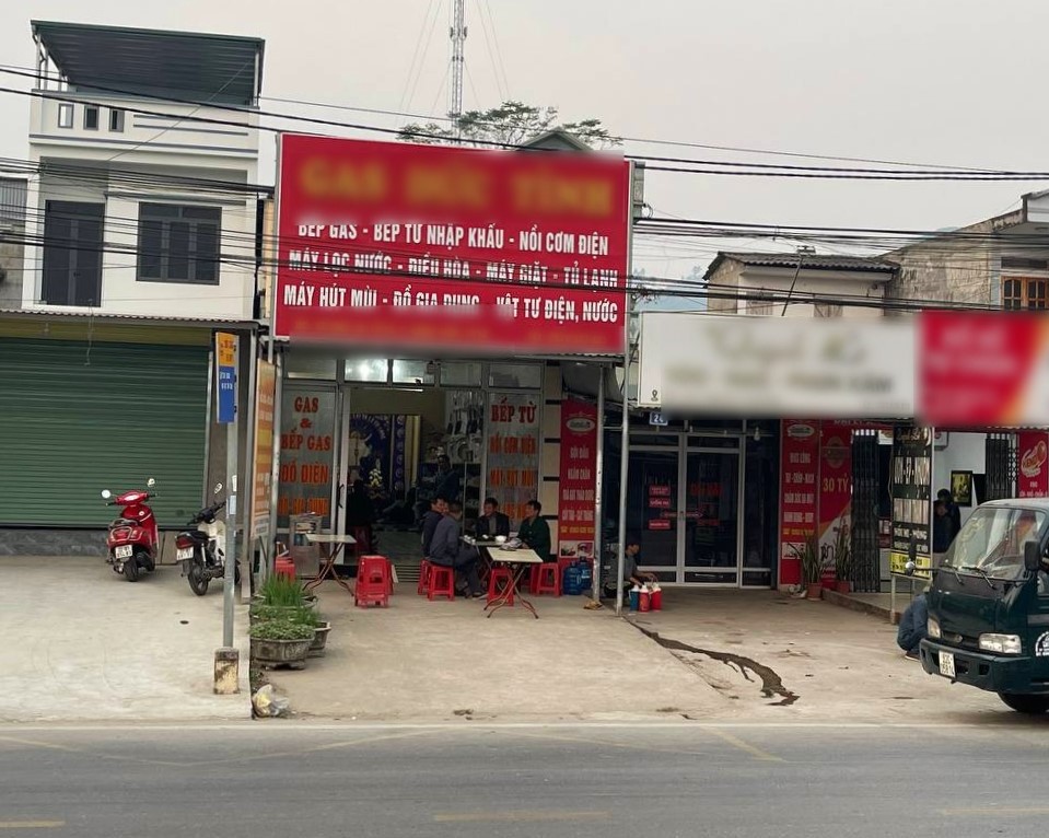 Vụ ô tô tránh xe máy lao vào nhà dân tông bé 17 tháng tử vong: Tranh cãi cách xử lý của 2 tài xế - Ảnh 1. Vụ ô tô tránh xe máy lao vào nhà dân tông bé 17 tháng tử vong: Tranh cãi cách xử lý của 2 tài xế - Ảnh 1.