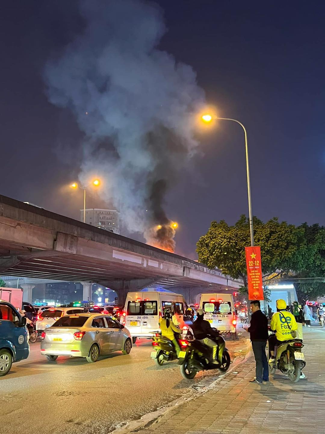 Hà Nội: Xe ô tô tải bốc cháy dữ dội tại đường Vành đai 3 trên cao - Ảnh 1.