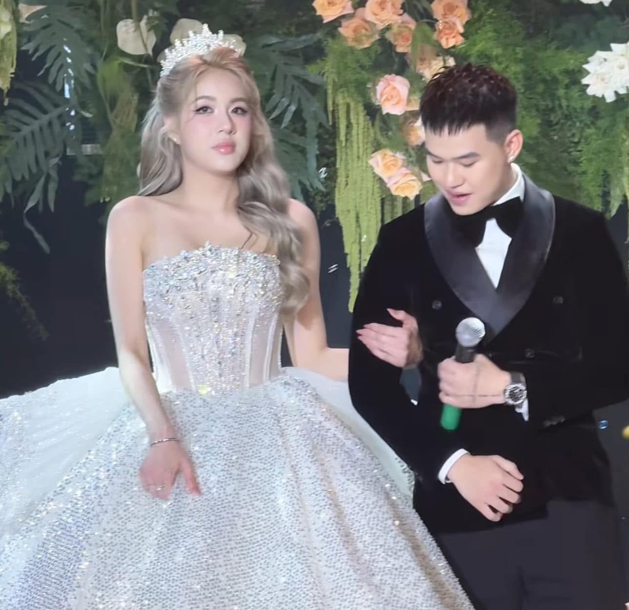 Streamer Rambo chính thức lên xe hoa cùng hot girl Sài thành, khách mời quy tụ toàn những cái tên triệu views - Ảnh 1. Streamer Rambo chính thức lên xe hoa cùng hot girl Sài thành, khách mời quy tụ toàn những cái tên triệu views - Ảnh 1.