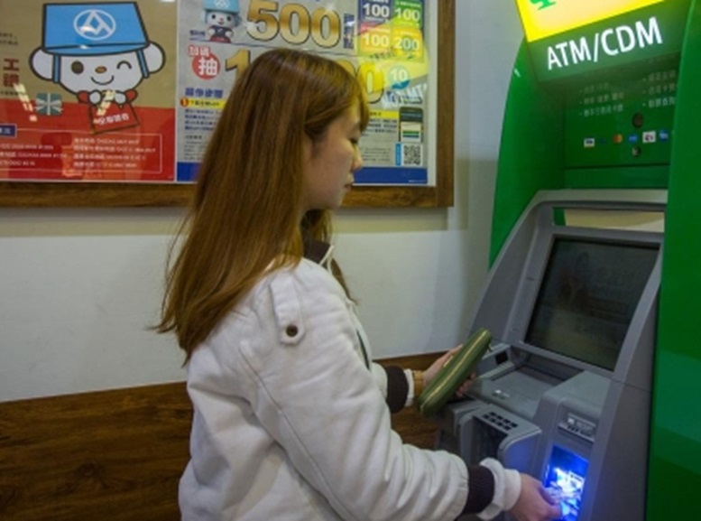 Gửi 44 triệu đồng tại cây ATM, kiểm tra lại vẫn không thấy tiền trong tài khoản: Người phụ nữ suýt mất tiền vì quên làm 1 việc - Ảnh 1.