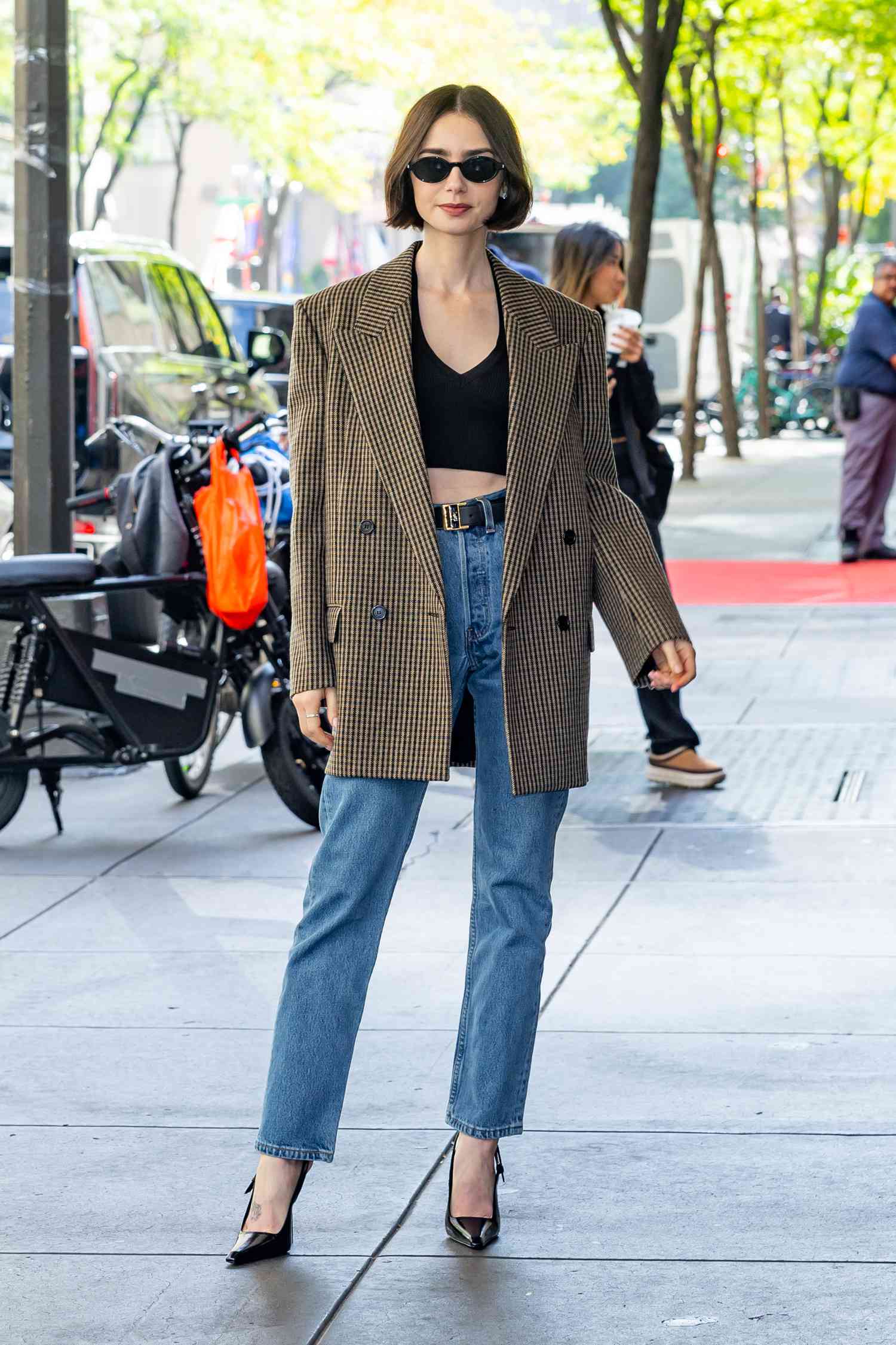 Lily Collins gợi ý những cách mặc áo blazer nổi bật cho độ tuổi U40 - Ảnh 2.