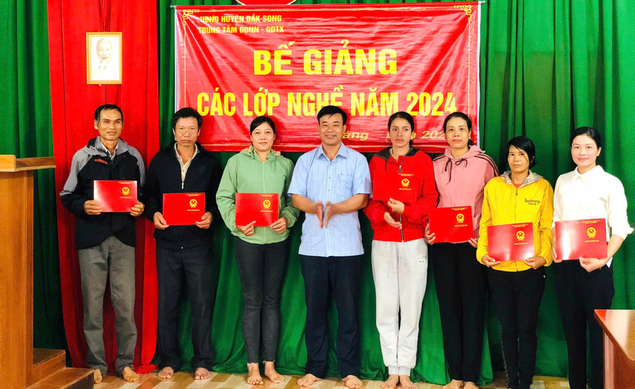 Trung t&acirc;m GDTX - GDNN: Nặng dạy chữ, nhẹ dạy nghề - Ảnh 2.