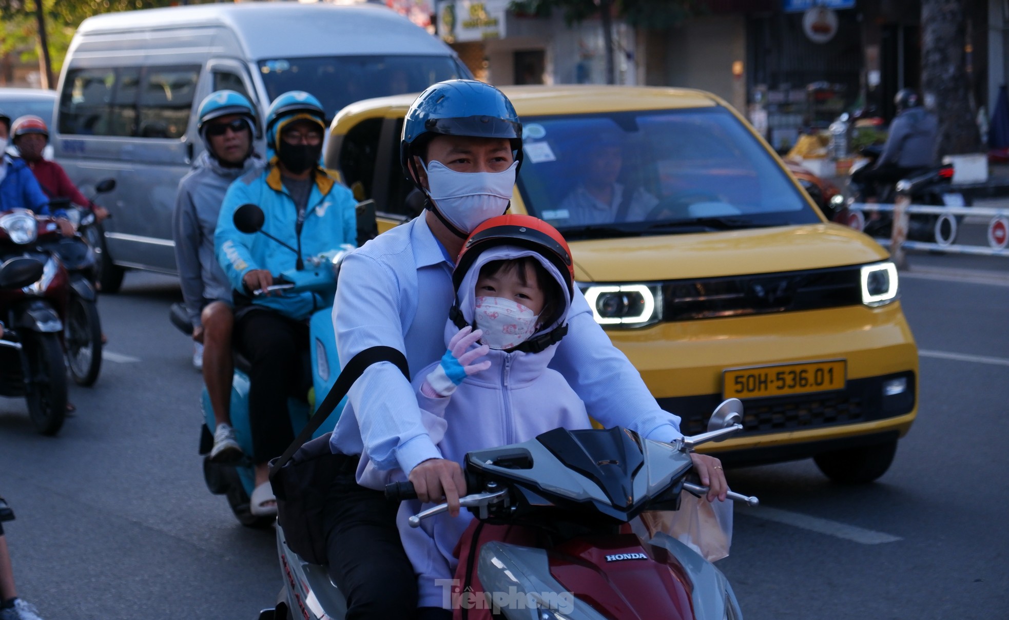 Người dân TPHCM &quot;lạnh cóng tay&quot; khi ra đường sáng nay - Ảnh 4.