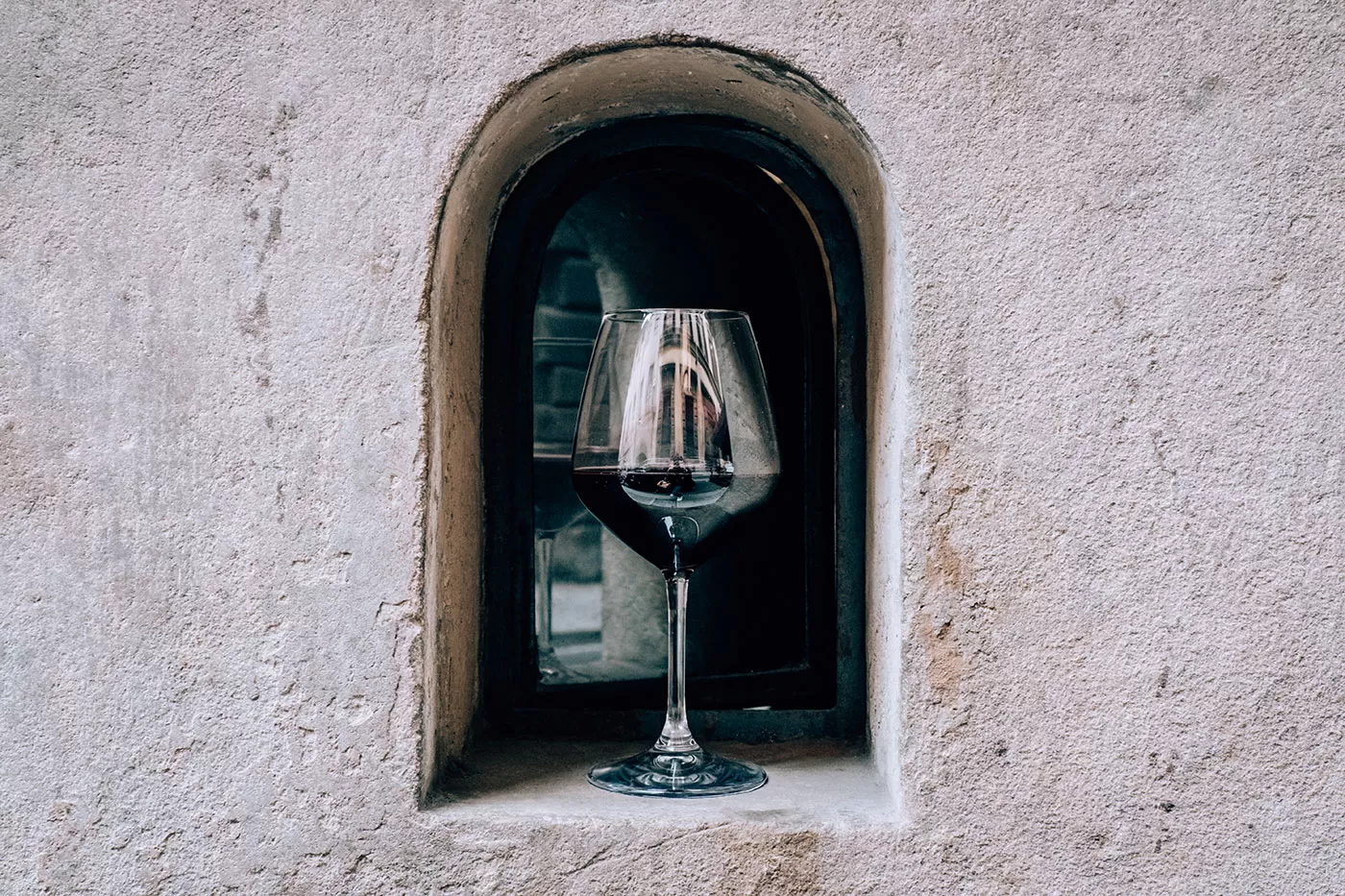 wine-windows-in-florence-via-dei-pucci-4a-wine-glass-17349385268965593415.png