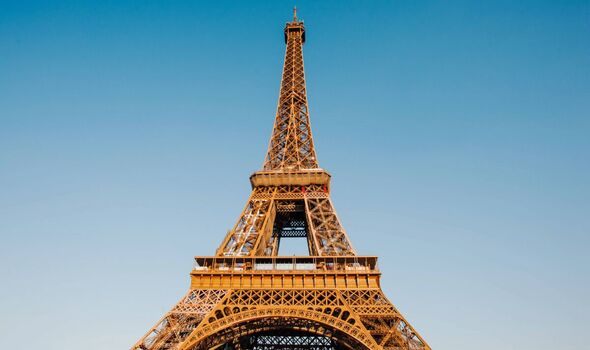 NÓNG: Tháp Eiffel bốc cháy ngay trước thềm Giáng sinh - Ảnh 1.