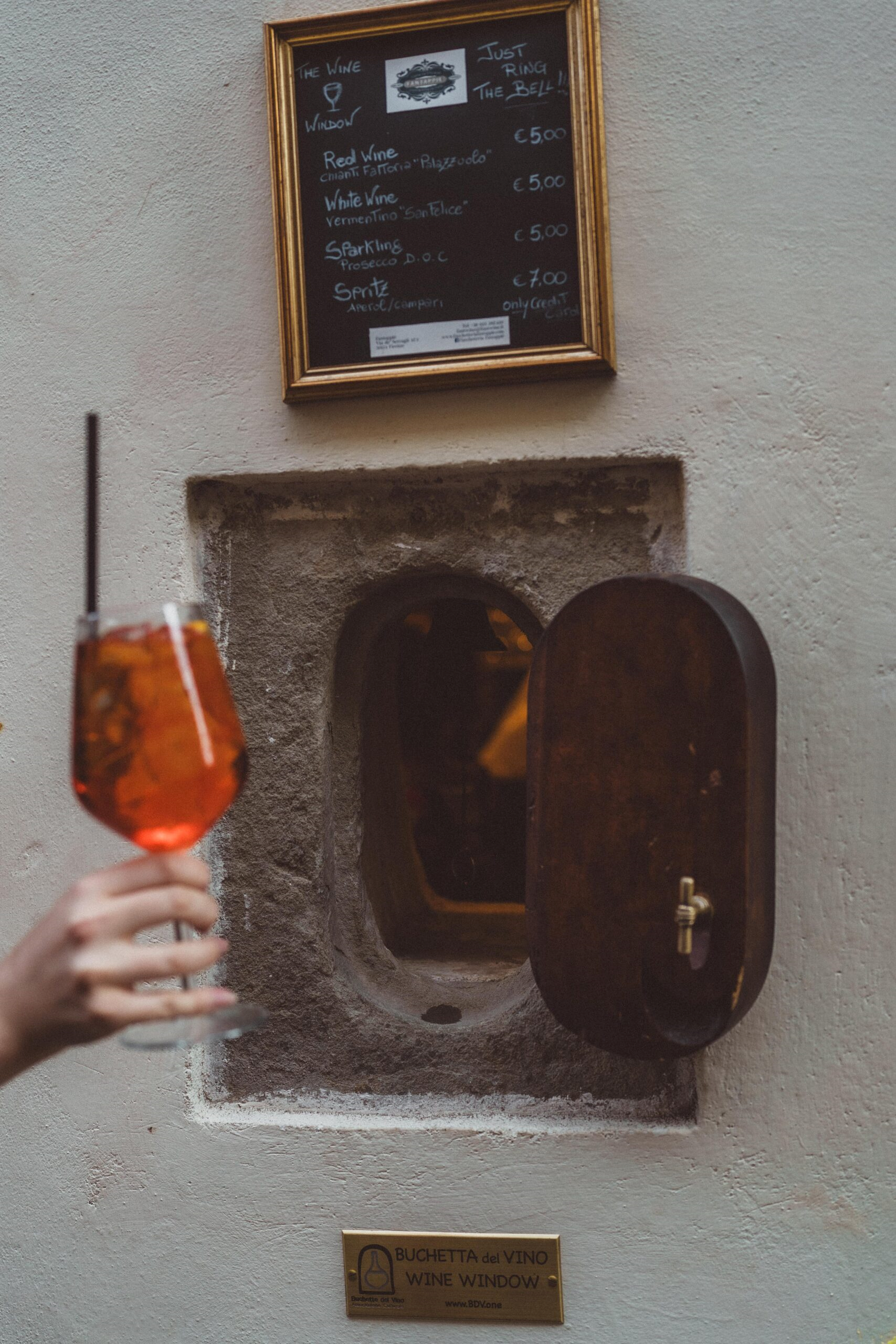 florence-wine-windows-scaled-17349386109041275556967-17350154248641759475794.png