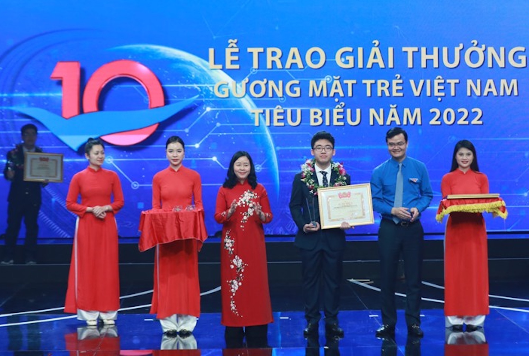 Một nhân vật Việt Nam lập kỳ tích tại Olympic Vật lý quốc tế: 17 tuổi được trao Huân chương Lao động hạng Nhất, nhận học bổng 9 tỷ đồng của MIT - Ảnh 4.