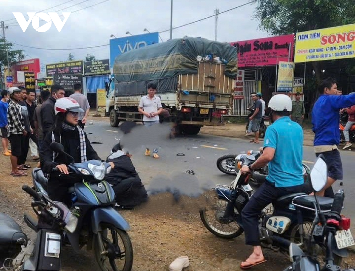 Va chạm với xe tải, hai nữ sinh viên đi xe máy thương vong - Ảnh 1. Va chạm với xe tải, hai nữ sinh viên đi xe máy thương vong - Ảnh 1.