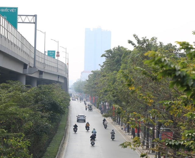 Hà Nội mù mịt bụi mịn từ sáng đến đêm, nhiều người dân than trời vì khó chịu - Ảnh 13.