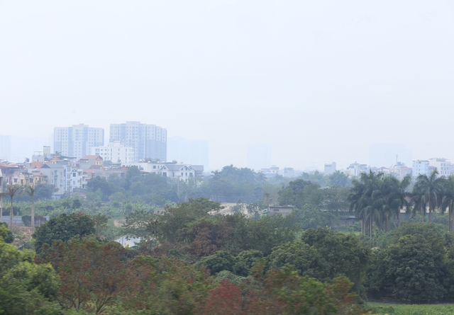 Hà Nội mù mịt bụi mịn từ sáng đến đêm, nhiều người dân than trời vì khó chịu - Ảnh 11.