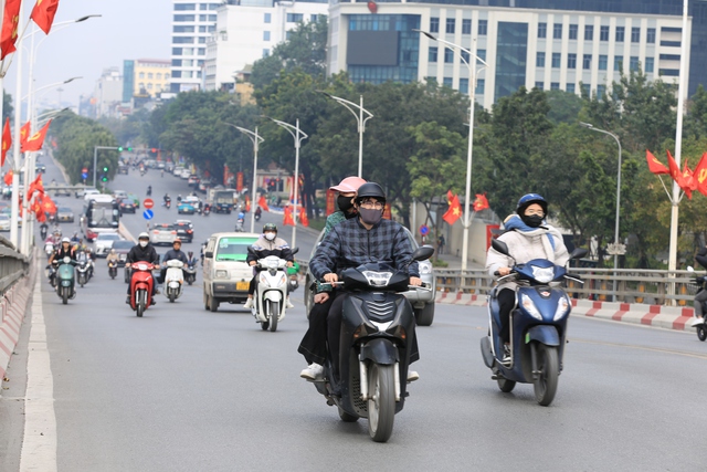 Hà Nội mù mịt bụi mịn từ sáng đến đêm, nhiều người dân than trời vì khó chịu - Ảnh 14.