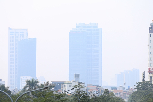 Hà Nội mù mịt bụi mịn từ sáng đến đêm, nhiều người dân than trời vì khó chịu - Ảnh 5.