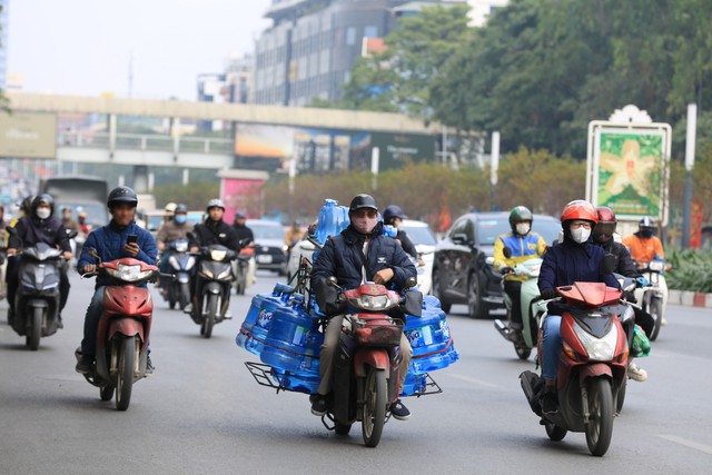 Hà Nội mù mịt bụi mịn từ sáng đến đêm, nhiều người dân than trời vì khó chịu - Ảnh 15.