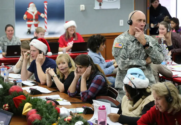 100.000 trẻ em gọi đến trung tâm quân sự hỏi &quot;bao giờ ông già Noel đến nhà cháu&quot; - Ảnh 1.