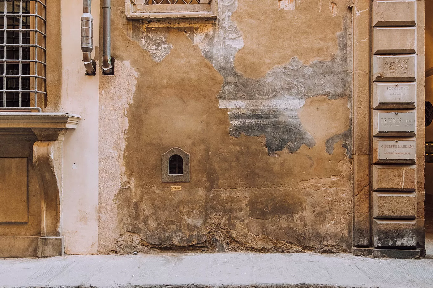 wine-windows-in-florence-palazzo-ramirez-de-montalvo-decorative-facade-173501448867849697105.png