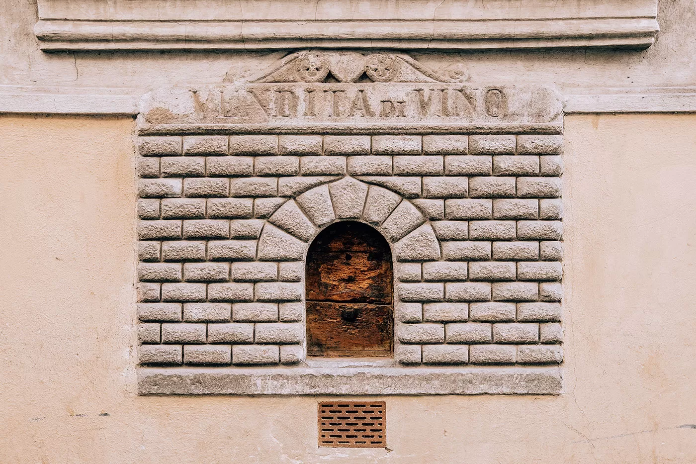 wine-windows-in-florence-via-del-giglio-2-buchetta-del-vino-173501353518884802862.png