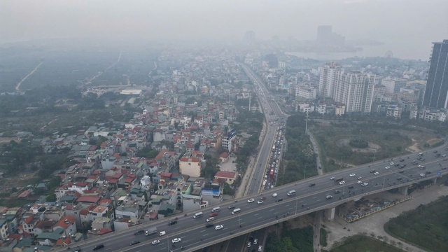 Hà Nội mù mịt bụi mịn từ sáng đến đêm, nhiều người dân than trời vì khó chịu - Ảnh 2.