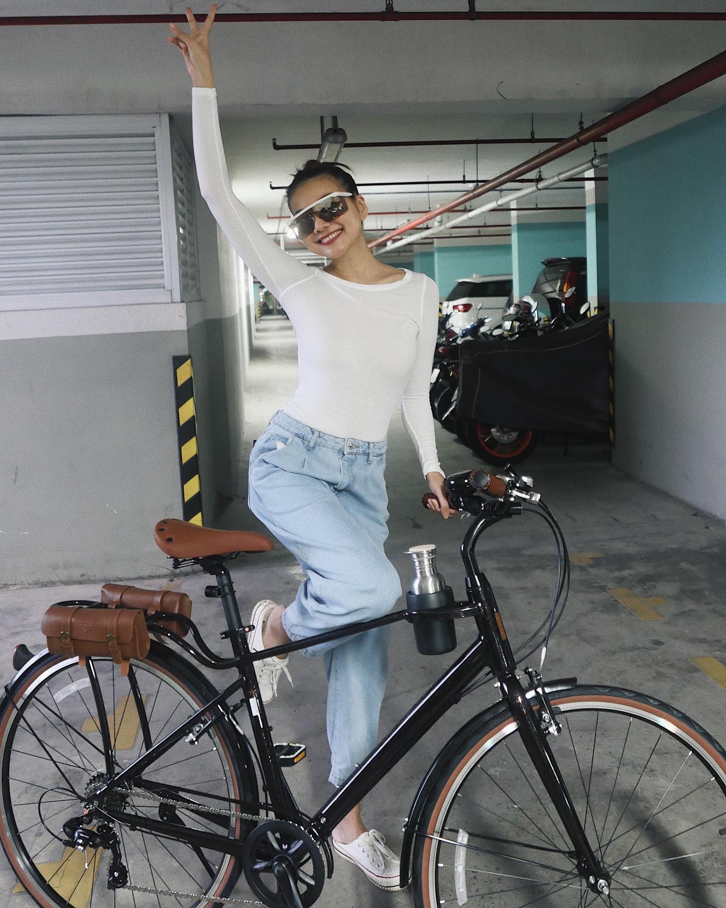 Hai mỹ nhân Việt trên 40 tuổi có style diện quần jeans siêu sang và nổi bật - Ảnh 2. Hai mỹ nhân Việt trên 40 tuổi có style diện quần jeans siêu sang và nổi bật - Ảnh 2.