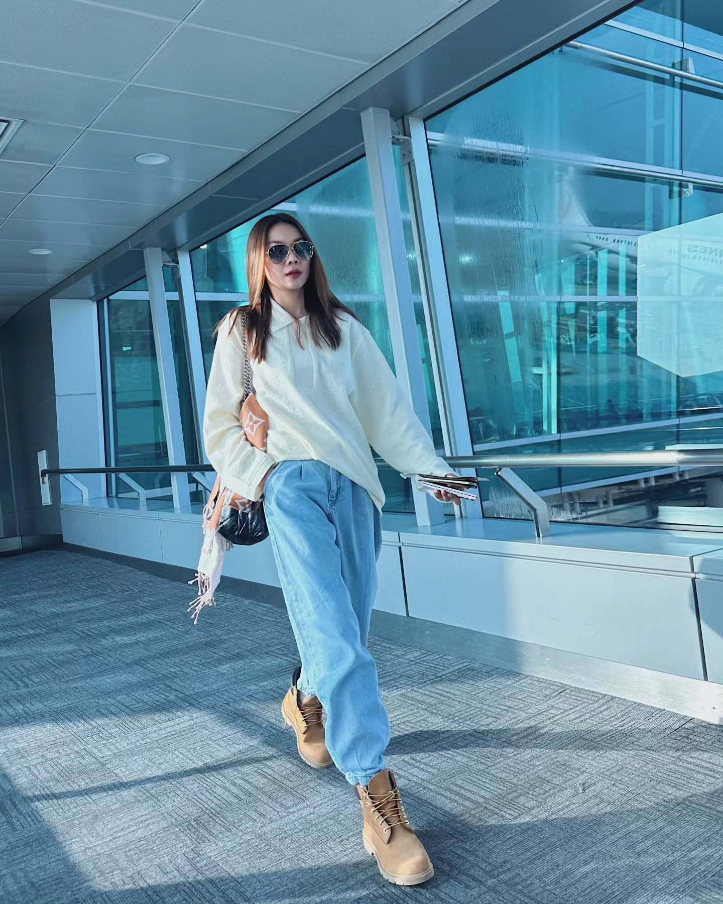 Hai mỹ nhân Việt trên 40 tuổi có style diện quần jeans siêu sang và nổi bật - Ảnh 5. Hai mỹ nhân Việt trên 40 tuổi có style diện quần jeans siêu sang và nổi bật - Ảnh 5.
