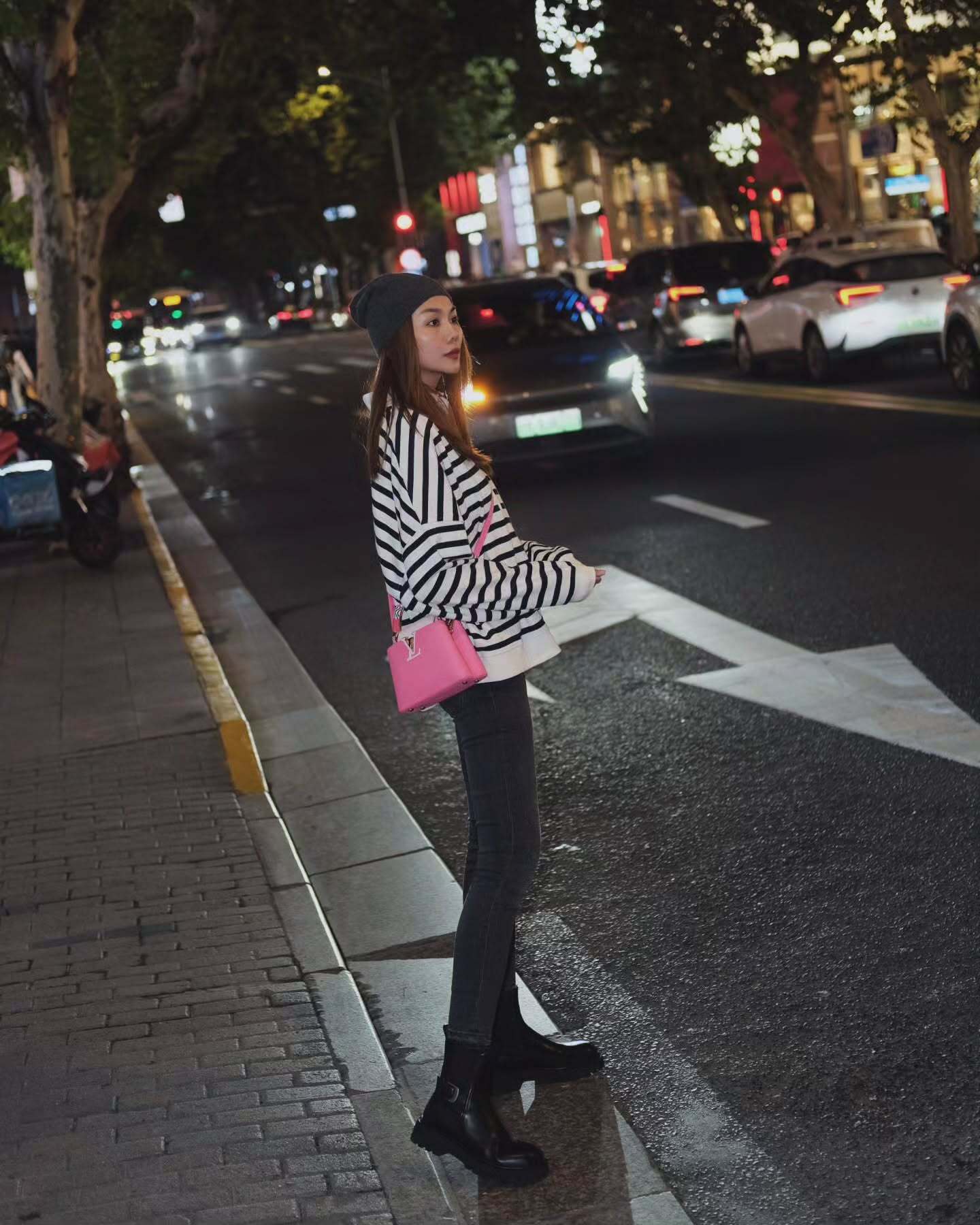 Hai mỹ nhân Việt trên 40 tuổi có style diện quần jeans siêu sang và nổi bật - Ảnh 6. Hai mỹ nhân Việt trên 40 tuổi có style diện quần jeans siêu sang và nổi bật - Ảnh 6.