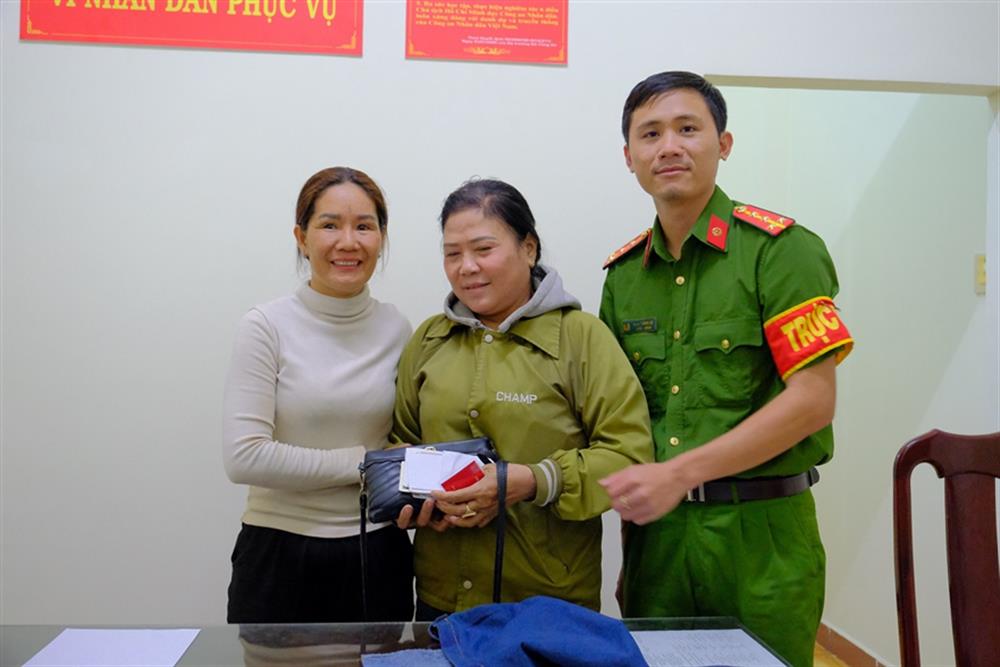 Nữ tiểu thương nhặt được 40 chỉ vàng liền trình báo công an ngay, được khen thưởng đột xuất - Ảnh 1. Nữ tiểu thương nhặt được 40 chỉ vàng liền trình báo công an ngay, được khen thưởng đột xuất - Ảnh 1.