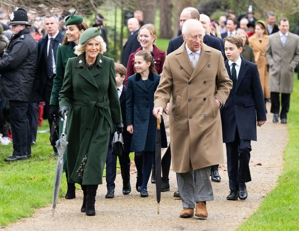 Gia đình Hoàng gia Anh rạng rỡ đón Giáng sinh tại Sandringham: Hoàng tử George, Công chúa Charlotte và cậu út Louis chiếm trọn spotlight - Ảnh 2.