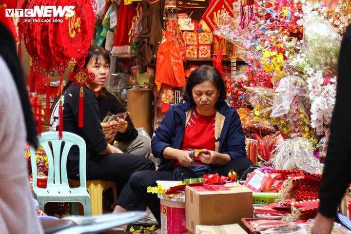 Chưa qua Noel, phố cổ Hà Nội đã rực rỡ màu 'áo mới' - Ảnh 8.