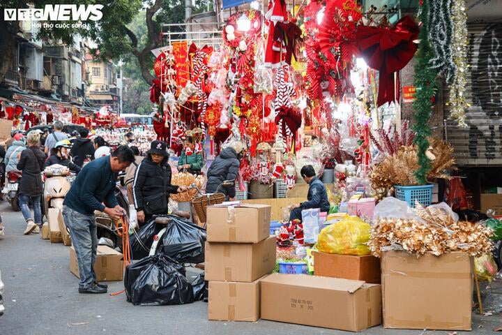 Chưa qua Noel, phố cổ Hà Nội đã rực rỡ màu 'áo mới' - Ảnh 6.