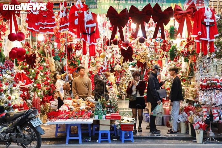 Chưa qua Noel, phố cổ Hà Nội đã rực rỡ màu 'áo mới' - Ảnh 13.