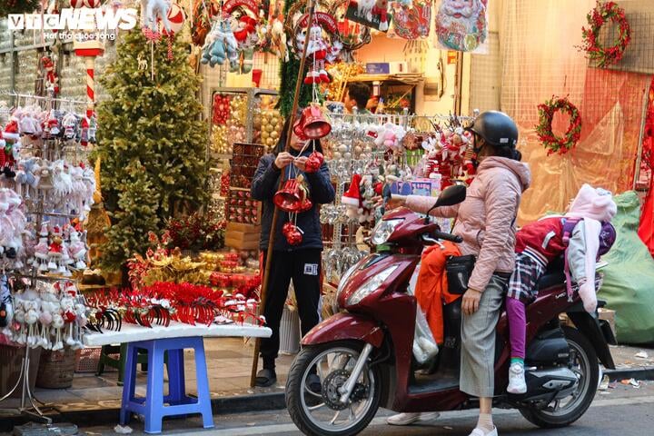 Chưa qua Noel, phố cổ Hà Nội đã rực rỡ màu 'áo mới' - Ảnh 12.