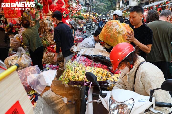 Chưa qua Noel, phố cổ Hà Nội đã rực rỡ màu 'áo mới' - Ảnh 14.