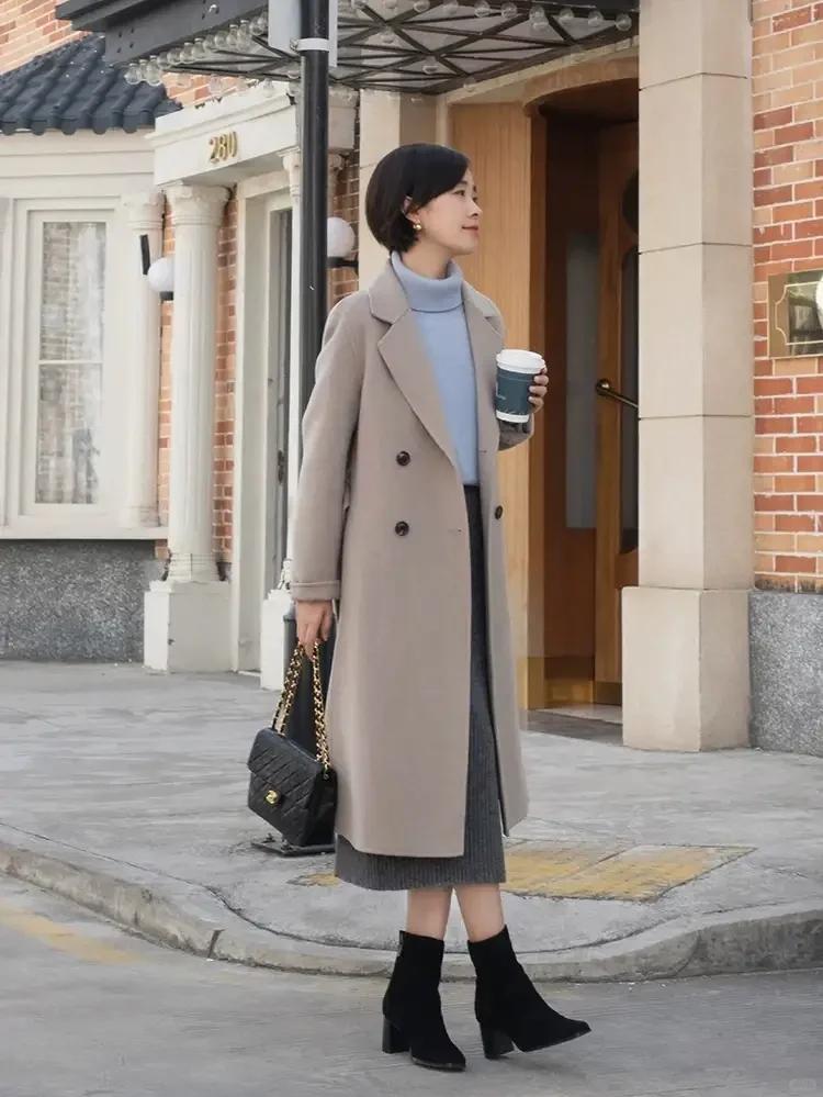 Phụ nữ trên 50 tuổi nên chọn áo khoác dài như thế nào? - Ảnh 5. Phụ nữ trên 50 tuổi nên chọn áo khoác dài như thế nào? - Ảnh 5.