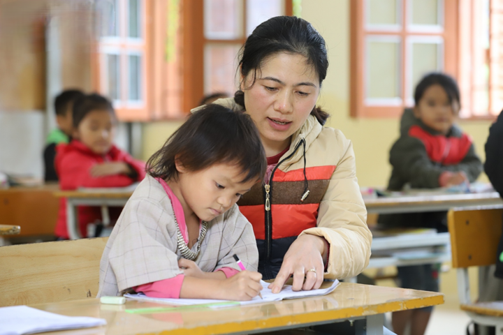 Nhói lòng thưởng Tết giáo viên vùng cao 'không đủ mua cho con chiếc áo mới' - Ảnh 1.