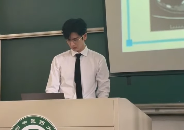 Cả cõi mạng dậy sóng trước loạt ảnh chụp lén một thầy giáo, sinh viên hứa đi học chăm chỉ cả năm chỉ vì điều này - Ảnh 1.