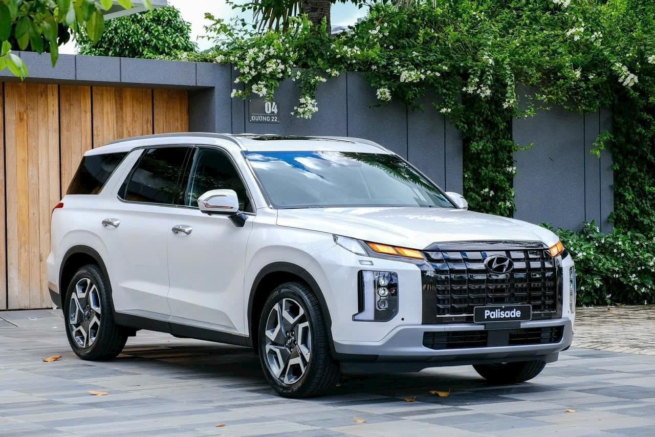 Loạt xe đại hạ giá năm 2024: Pajero Sport lớn nhất đến 300 triệu, có mẫu 'miệt mài giảm' 12 tháng vẫn chưa hết hàng tồn- Ảnh 1.