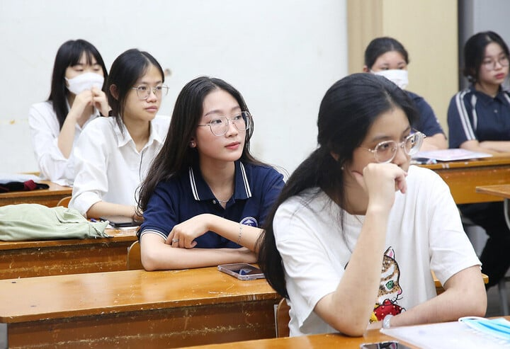 Nhiều trường tư ở Hà Nội tuyển thẳng học sinh có IELTS vào lớp 10 - Ảnh 1.